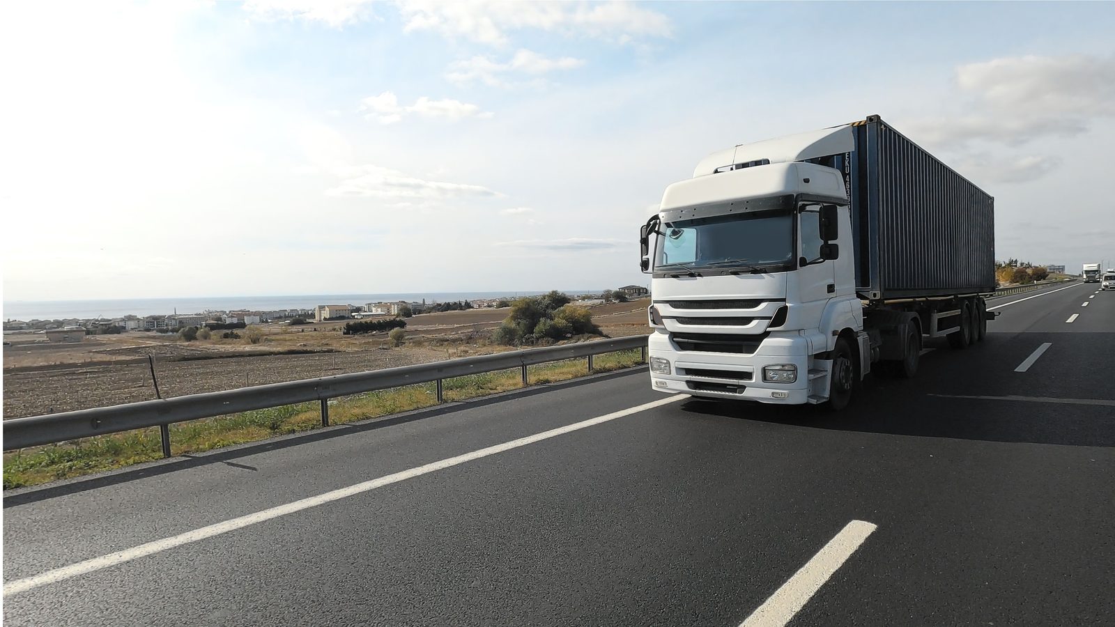Unidad de Grupo Estralog transportando carga en carretera