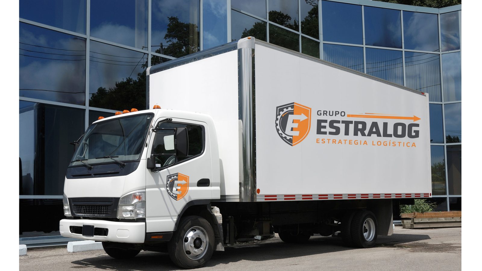 Camión de reparto de Grupo Estralog en punto de entrega